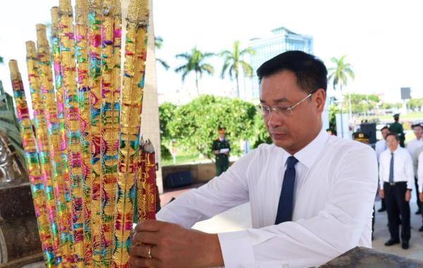 Lãnh đạo thành phố Đà Nẵng dâng hương tri ân các anh hùng liệt sĩ