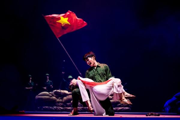 Khi những chứng nhân lịch sử đắm chìm trong 4.000 năm hào khí Đất Nước Thiên Hùng Ca