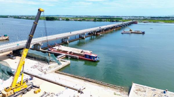 Cận cảnh công trường sửa chữa đập Thảo Long giữa sông Hương