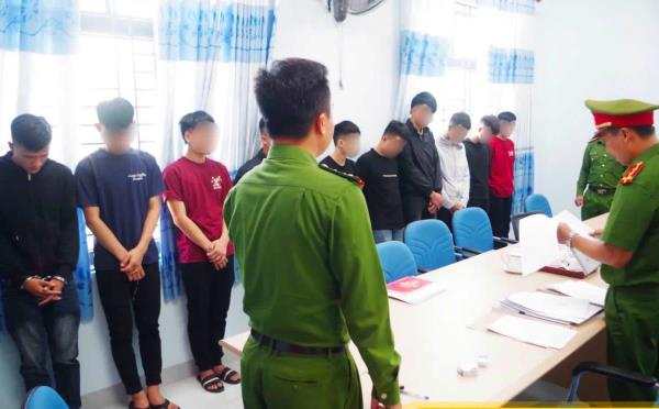 Khởi tố nhóm côn đồ làng