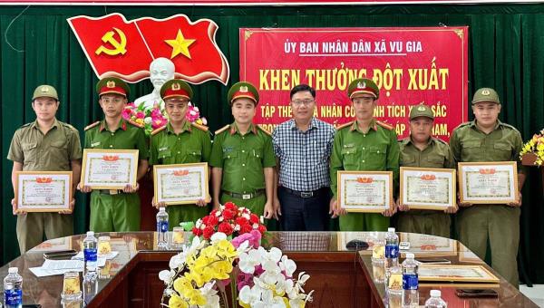 Khen thưởng thành tích trong công tác tấn công, trấn áp tội phạm