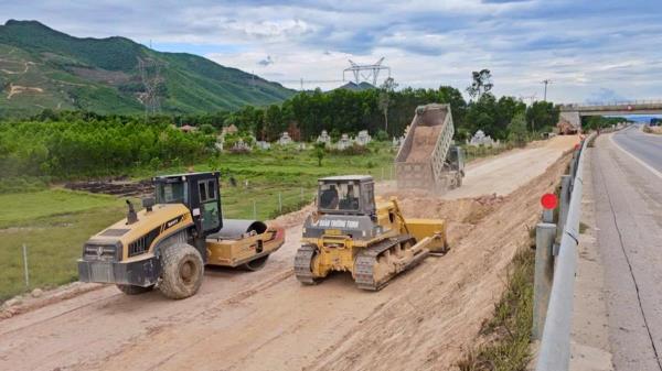 Giữ nhịp thi công xuyên lễ trên cao tốc Cam Lộ – La Sơn