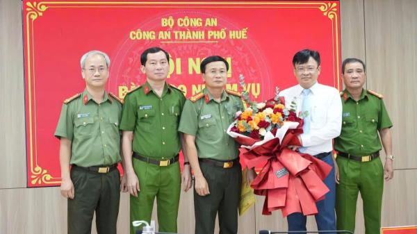 Bàn giao nhiệm vụ phụ trách Công an TP Huế