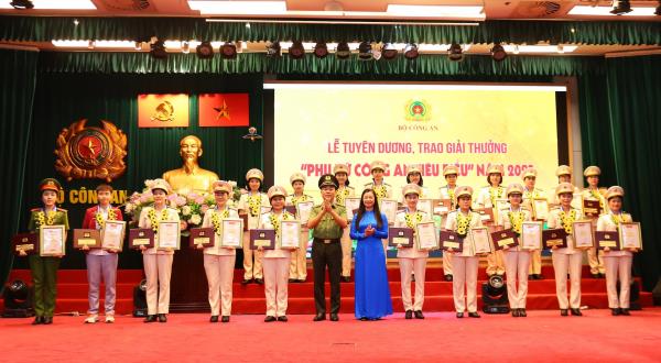 Tuyên dương Phụ nữ Công an tiêu biểu và nữ Công an cơ sở xuất sắc