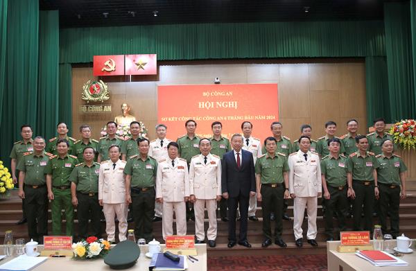 Tiếp tục phát huy tinh thần gương mẫu, đi đầu, thực hiện hiệu quả các mặt công tác