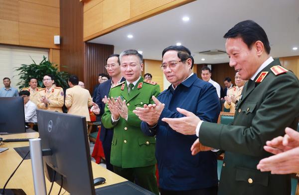 Thủ tướng kiểm tra, động viên các lực lượng Công an ứng trực dịp Tết