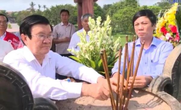 Nguyên Chủ tịch nước Trương Tấn Sang thăm các cựu tù chính trị yêu nước và gia đình khó khăn tại Quảng Trị