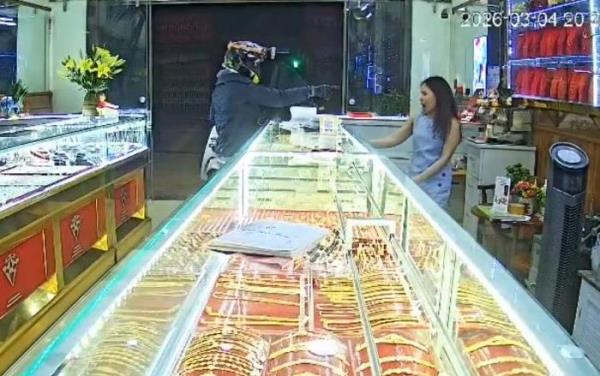 Người đàn ông mang theo thông điệp cướp giật, lừa đảo xông vào tiệm vàng ở Đắk Lắk