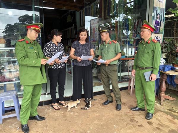 Đắk Nông: Công an huyện Đắk Song phát hàng ngàn tờ rơi khuyến cáo người dân cảnh giác với chiêu trò việc nhẹ, lương cao