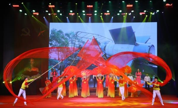 Hà Nội kỷ niệm trọng thể 50 năm Chiến thắng Hà Nội - Điện Biên Phủ trên không