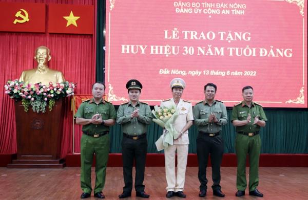 Trao Huy hiệu 30 năm tuổi Đảng cho Đại tá Hồ Quang Thắng, Phó Giám đốc Công an tỉnh Đắk Nông