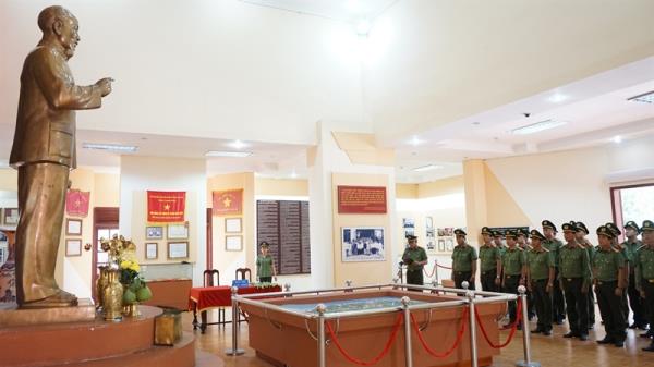 Dâng Bác những chiến công