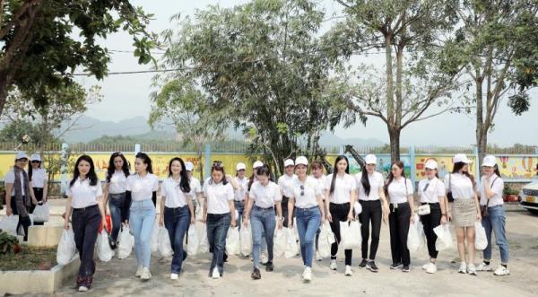 Thí sinh Hoa hậu Doanh nhân Đông Nam Á đến với trẻ em da cam Đà Nẵng