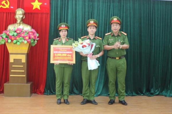 Khen thưởng thành tích điều tra làm rõ, bắt giữ đối tượng giả danh Công an để lừa đảo