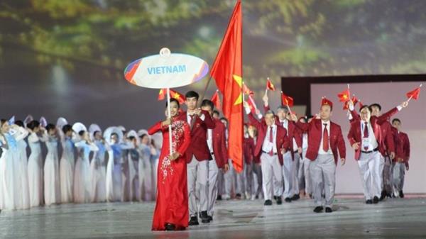Kình ngư  Nguyễn Huy Hoàng cầm cờ của đoàn TTVN tại SEA Games 32