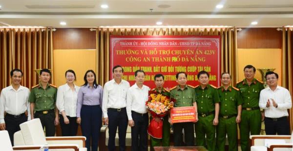 Khen thưởng lực lượng điều tra, bắt giữ đối tượng cướp ngân hàng táo tợn