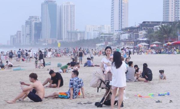 Du khách đến Đà Nẵng đông hơn dự kiến