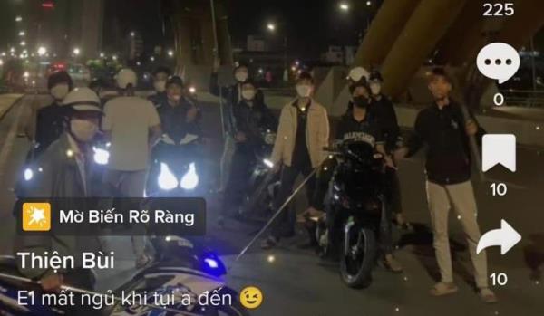Làm rõ nhóm thanh thiếu niên vác hàng nóng chụp ảnh sống ảo