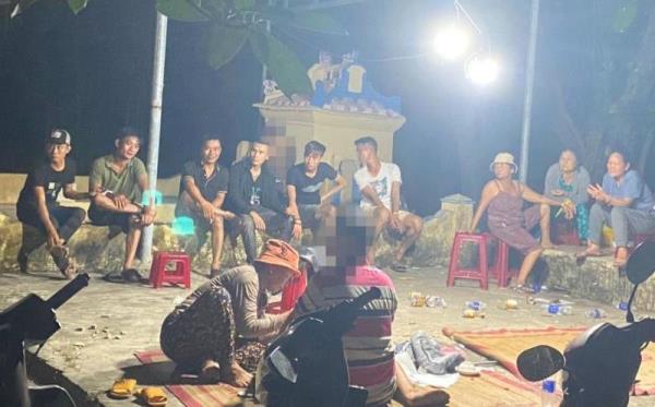 Lập sòng trong miếu