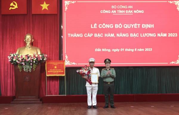 Công an Đắk Nông công bố quyết định thăng cấp bậc hàm, nâng bậc lương năm 2023