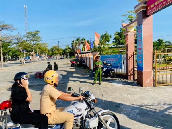 Cảnh sát giao thông kịp thời giải cứu thí sinh ngủ quên