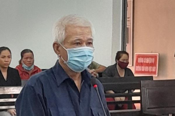 Cụ ông ghen đánh vợ hờ suýt chết