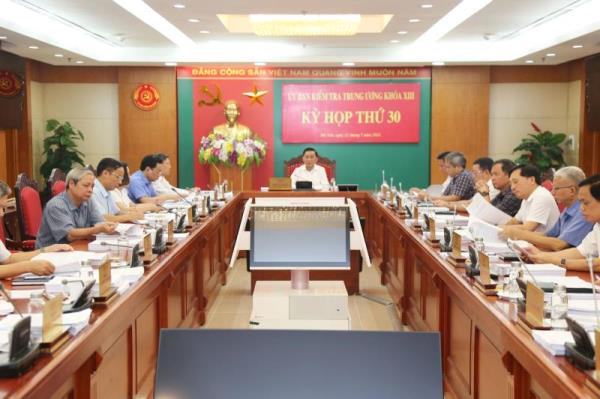 Ủy ban Kiểm tra Trung ương đề nghị Ban Bí thư xem xét, thi hành kỷ luật Chánh Thanh tra tỉnh