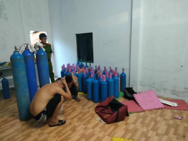 Bắt quả tang 2 đối tượng tàng trữ 84 bình khí cười