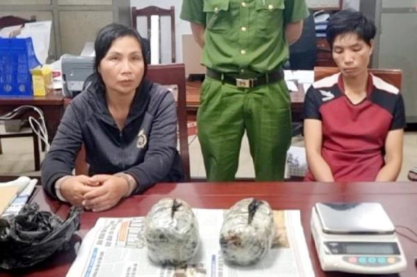 Bắt 2 nữ cửu vạn gùi thuốc phiện
