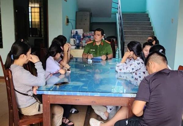 Ngăn chặn nhóm nữ sinh đánh nhau