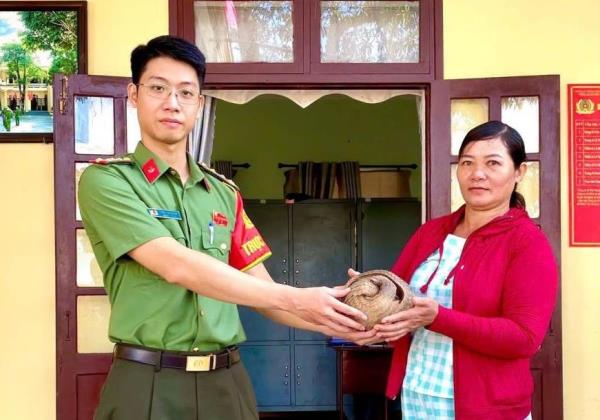 Giao nộp tê tê đi lạc vào vườn nhà