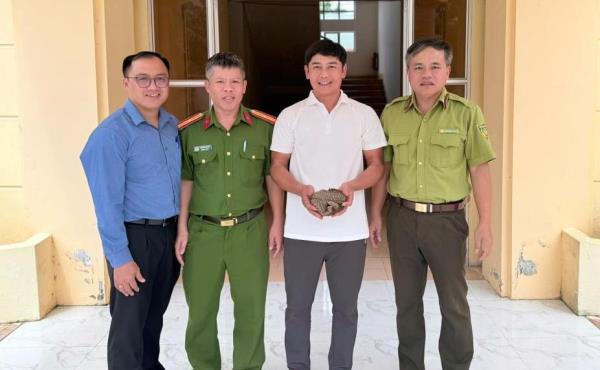 Người dân giao nộp động vật quý hiếm