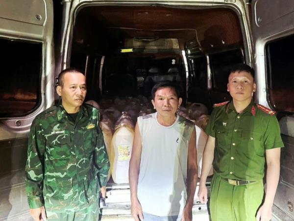 Liên tiếp phát hiện các vụ vận chuyển trái phép xăng dầu qua biên giới
