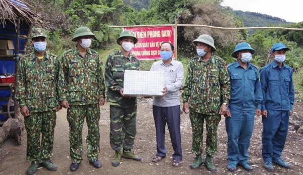 Trao tặng nhu yếu phẩm cho lực lượng cắm chốt trên biên giới